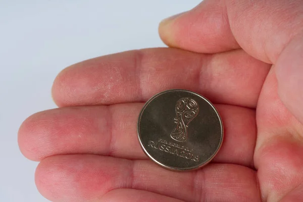 MOSCÚ, RUSIA-17 de noviembre de 2021: En su mano hay una moneda emitida para la Copa Mundial de Fútbol 2018 —  Fotos de Stock