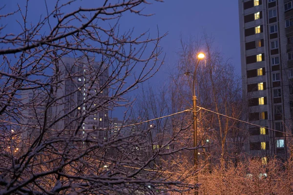 Cidade noturna no inverno. Sua neve ea luz da cidade está brilhando. — Fotografia de Stock