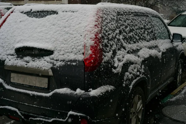 MOSKAU, RUSSLAND - 22. November 2021: Das Auto liegt im Winter schneebedeckt auf der Straße. Schließen — Stockfoto