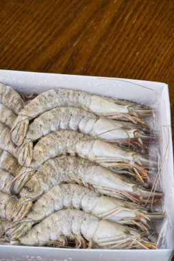 Koca donmuş kral karidesleri bir paketin içinde.