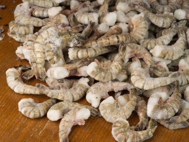 Ahşap zemin üzerinde büyük bir karides dondurması