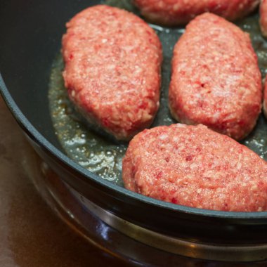 Çiğ pirzola kızartma tavasında yağda kızartılır.