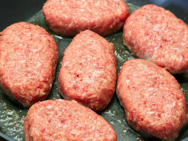 Çiğ pirzola kızartma tavasında kızartılır.