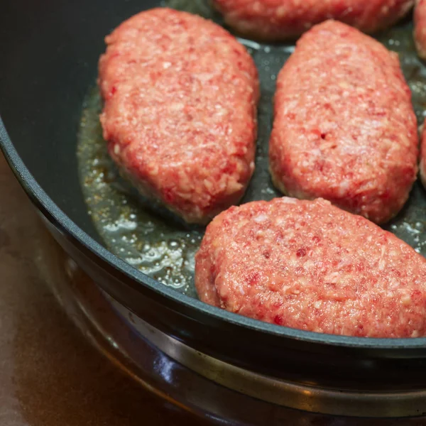 Çiğ pirzola kızartma tavasında yağda kızartılır.