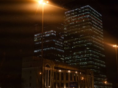 MOSCOW, Rusya- 11 Aralık 2021: Metropolis 'in merkezindeki iki yüksek katlı ofis binası. Işık bazı pencere ve şehir ışıklarında görülebilir