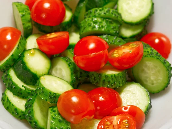 Зелений вегетаріанський салат з червоних вишневих помідорів та огірків. крупним планом — стокове фото