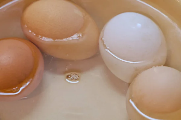 鸡蛋用勺子煮.包扎 — 图库照片