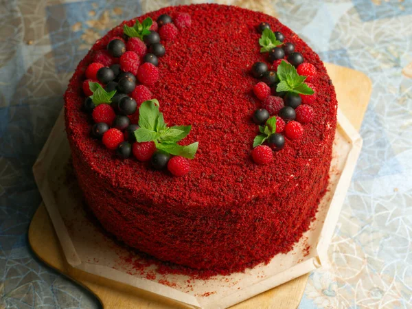 Celý červený narozeninový dort zdobený rybízem a malinami — Stock fotografie