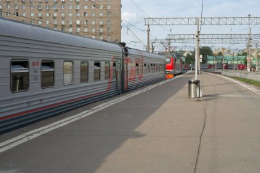 MOSCOW, RUSSIA-10 Ağustos 2021: yazın Moskova 'daki Kazansky tren istasyonu. Platformun yanında yola çıkmaya hazır bir tren var.