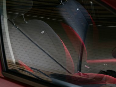 SARAI, RÜZİKA-9 Ağustos 2021: Arabanın içi ve pencerenin içi. Döşeme kumaştan yapılmış.
