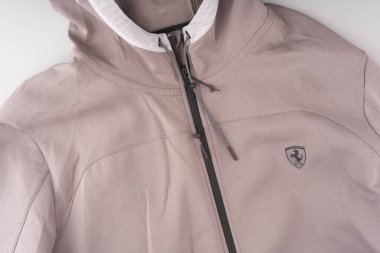 MOSCOW, Rusya-23 Şubat 2022: göğsünde Ferrari rozeti olan bir Puma sweatshirt. Üst Manzara. Fermuar bağlı ve kaput görünüyor.