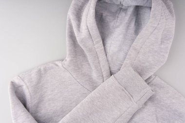 Kavram. Bir şey söyleme. Yüzünde kolları olan bir kazak.