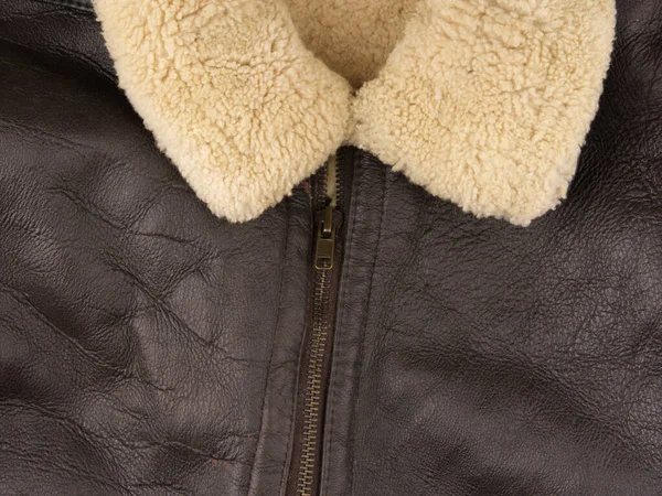 Parte de uma jaqueta masculina quente em um fundo cinza. O zíper é fixado e o colar forrado é visível. Fechar — Fotografia de Stock