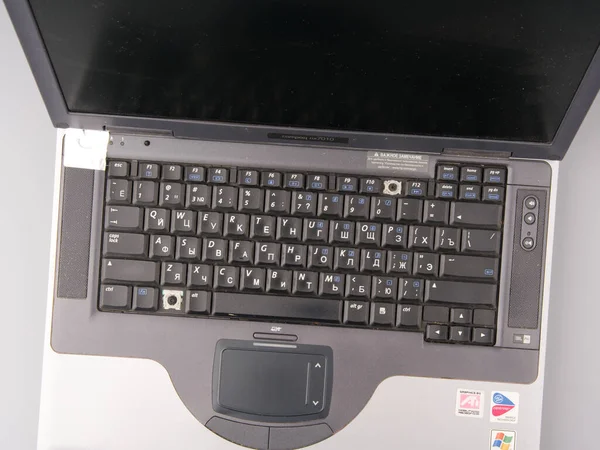 MOSCOU, RUSSIE-23 février 2022 : Ouvert vieil ordinateur portable HP Vue d'ensemble. Le clavier et le logo sont visibles — Photo