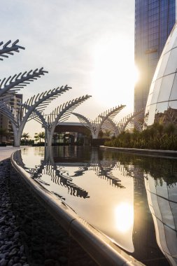 Dubai, BAE - 09.24.2021 Dekoratif tesisler The Palm View meydanında.