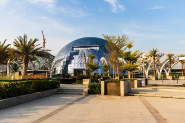 Dubai, BAE - 09.24.2021 Dekoratif tesisler The Palm View meydanında.