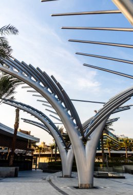 Dubai, BAE - 09.24.2021 Dekoratif tesisler The Palm View meydanında.