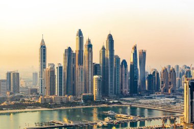 Dubai, BAE - 09.24.2021 Dubai şehir silueti sabahın erken saatlerinde. Dubai Marina