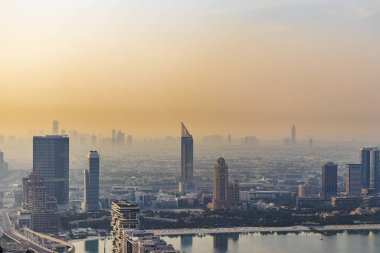 Dubai, BAE - 09.24.2021 Dubai Sabah erken saatlerde gökyüzü.