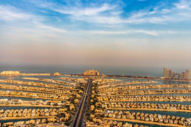 Dubai, BAE - 09.24.2021 Man made island, Palm Jumeirah, Atlantis ve Royal Atlantis otelleri.