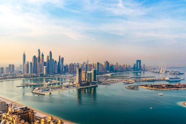 Dubai, BAE - 09.24.2021 Dubai şehir silueti sabahın erken saatlerinde. Dubai Marina