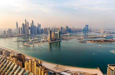 Dubai, BAE - 09.24.2021 Dubai şehir silueti sabahın erken saatlerinde. Dubai Marina.