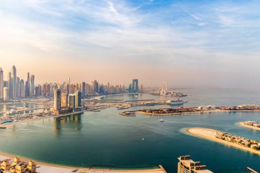 Dubai, BAE - 09.24.2021 Dubai şehir silueti sabahın erken saatlerinde. Dubai Marina