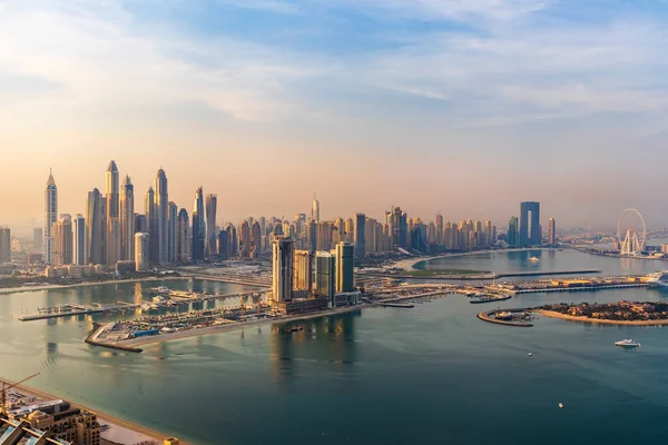 Dubai, BAE - 09.24.2021 Dubai şehir silueti sabahın erken saatlerinde. Dubai Marina