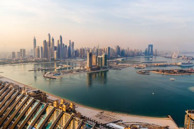 Dubai, BAE - 09.24.2021 Dubai şehir silueti sabahın erken saatlerinde. Dubai Marina
