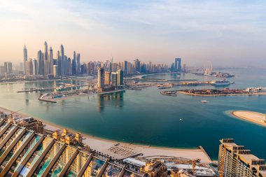 Dubai, BAE - 09.24.2021 Dubai şehir silueti sabahın erken saatlerinde. Dubai Marina