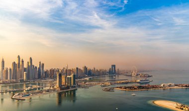Dubai, BAE - 09.24.2021 Dubai şehir silueti sabahın erken saatlerinde. Dubai Marina