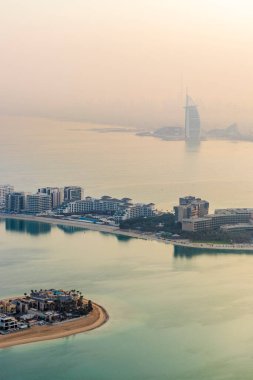 Dubai, BAE - 09.24.2021 Dubai Sabah erken saatlerde gökyüzü