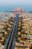 Dubai, EAE - 09.24.2021 Ember alkotta sziget, Palm Jumeirah és Atlantis hotel részleges látképe.
