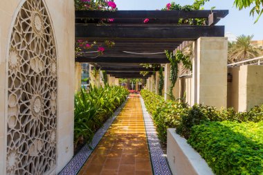 Bahçedeki peyzaj düzenlemeleri.