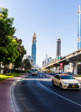 Dubai, BAE - 10.04.2021 Modern binalar ve Şeyh Zayed yolu üzerindeki ünlü yapılar