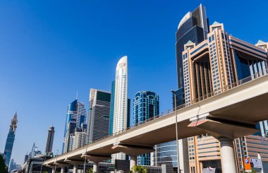 Dubai, BAE - 10.04.2021 Modern binalar ve Şeyh Zayed yolu üzerindeki ünlü yapılar