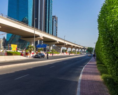 Dubai, BAE - 10.04.2021 Modern binalar ve Şeyh Zayed yolu üzerindeki ünlü yapılar