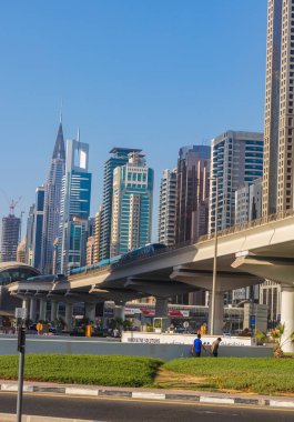 Dubai, BAE - 10.04.2021 Modern binalar ve Şeyh Zayed yolu üzerindeki ünlü yapılar