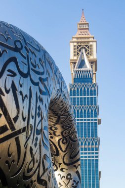 Dubai, BAE - 10.04.2021 Geleceğin Müzesi ve Şeyh Zayed yolu boyunca yer alan diğer popüler binaların yakın çekimi