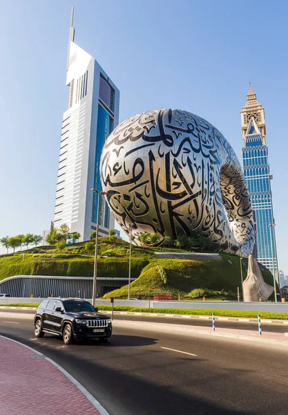 Dubai, BAE - 10.04.2021 Geleceğin Müzesi ve Şeyh Zayed yolu boyunca yer alan diğer popüler binaların yakın çekimi