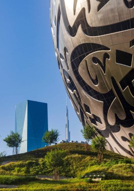 Dubai, BAE - 10.04.2021 Geleceğin Müzesi ve Şeyh Zayed yolu boyunca yer alan diğer popüler binaların yakın çekimi