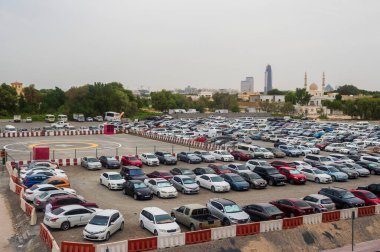 Dubai, BAE - 10.04.2021 Dubai Dünya Ticaret Merkezi 'nin açık otoparkı