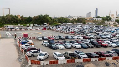 Dubai, BAE - 10.04.2021 Dubai Dünya Ticaret Merkezi 'nin açık otoparkı