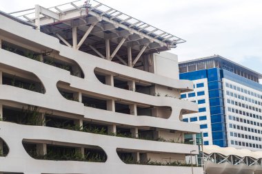 Dubai, BAE - 10.04.2021 Dubai Dünya Ticaret Merkezi 'nde çok katlı park yeri