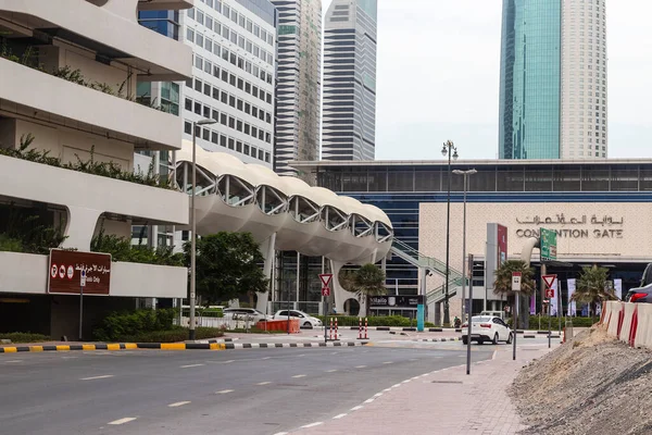 Дубай Оаэ 2021 Многоуровневый Автомобильный Пешеходный Переход Через Дубай — стоковое фото