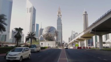 Dubai, BAE - 10.04.2021 Modern binalar ve Şeyh Zayed yolu üzerindeki ünlü simgeler. Şehir