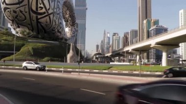 Dubai, BAE - 10.04.2021 Modern binalar ve Şeyh Zayed yolu üzerindeki ünlü simgeler. Şehir