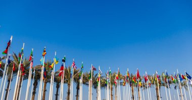 Farklı ülkelerin bayraklarının fotoğrafı. Sembol