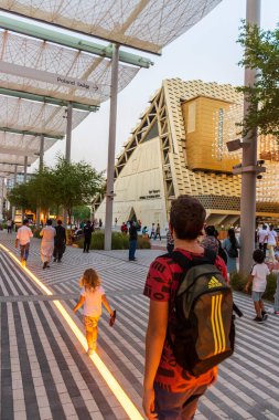 Dubai, BAE - 10.15.2021 Güney Kore ExPO 2020 pavyonunda ziyaretçiler