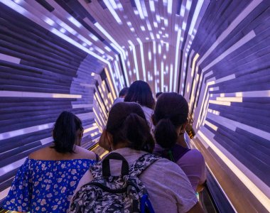 Dubai, BAE - 10.15.2021 Belçika 'nın ExPO 2020' deki karanlık tünelinde yaşayan insanlar. Olay